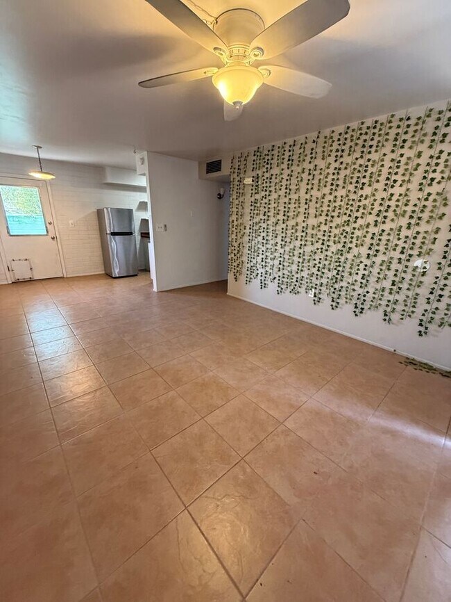 Building Photo - Town home For Rent