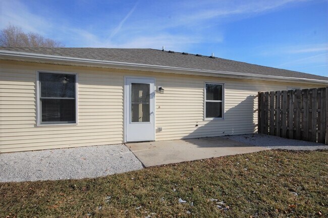 Building Photo - 105 S Plum St