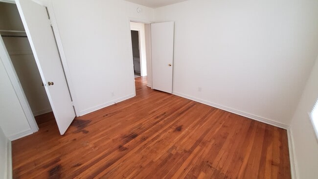 Building Photo - 3 Bedroom in Southlawn with Garage