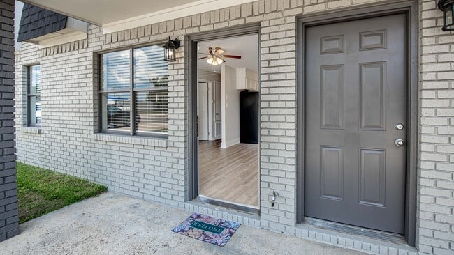 Building Photo - 3807 Newhaven Dr