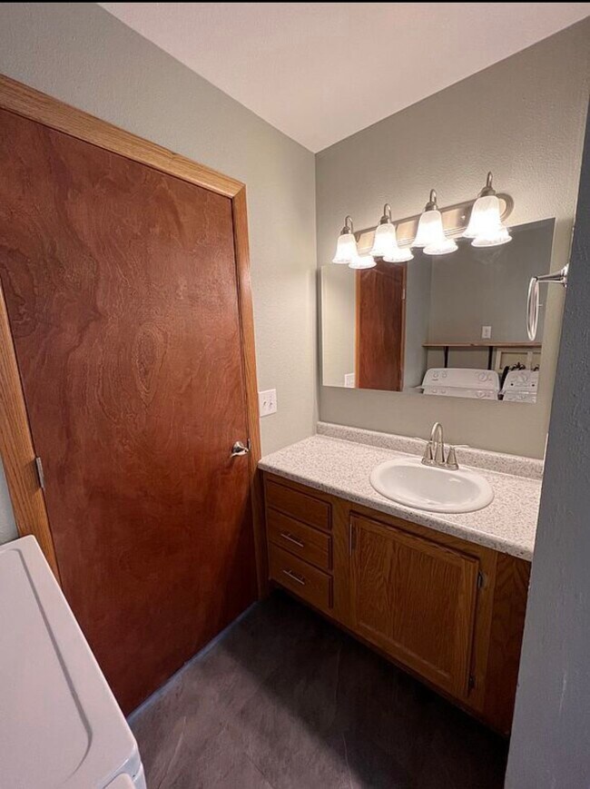 Foto del edificio - 613 E 9th St