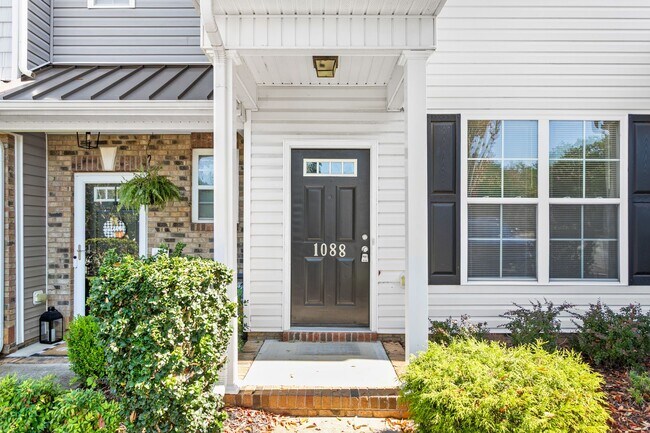 Foto del edificio - **Charming 2/2.5 Burlington Townhome**