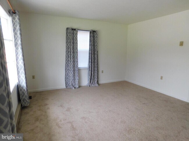 Building Photo - 210 Somerset Dr