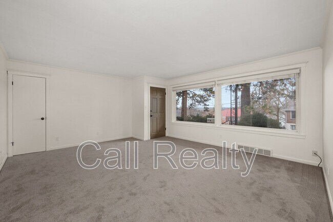 Building Photo - 827 W 11th Ave