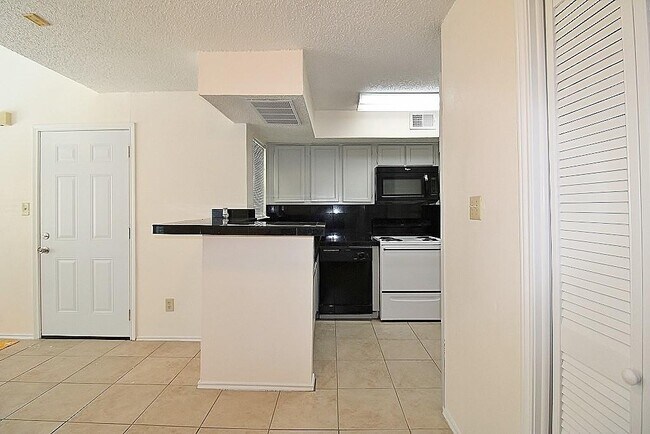 Building Photo - 2301 Basil Dr