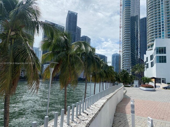 Foto del edificio - 325 S Biscayne Blvd