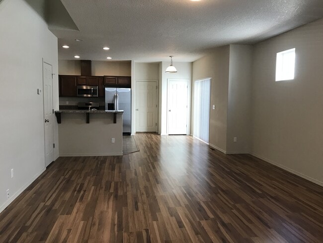 Building Photo - Well Maintained Spacious 4 BD Home with Gr...