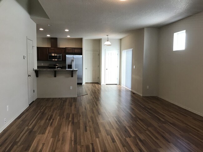 Foto del edificio - Well Maintained Spacious 4 BD Home with Gr...