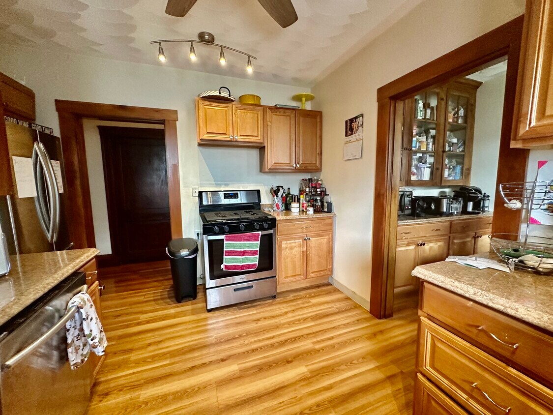 Primary Photo - 66 Craigie St