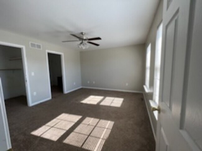 Foto del edificio - 16212 Holy Cross Ln