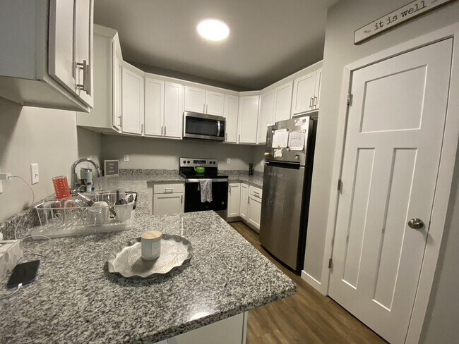 Building Photo - Great Location two-bed/two-bath off Greenw...