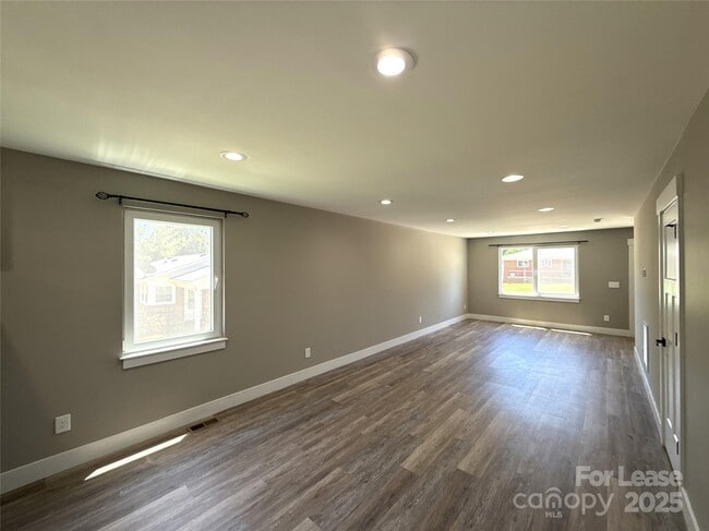 Building Photo - 133 Openview Dr