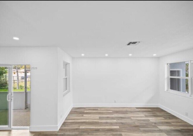 Building Photo - 816 N Golf Dr