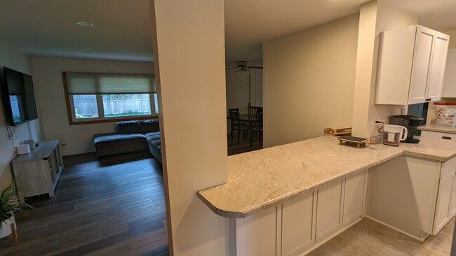 Front hall entry to eat-in kitchen and living room - 906 E Pratt Dr