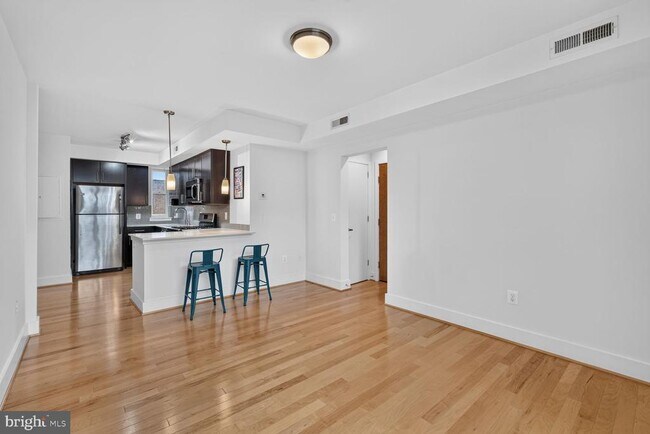 Foto del edificio - 809 Otis Pl NW