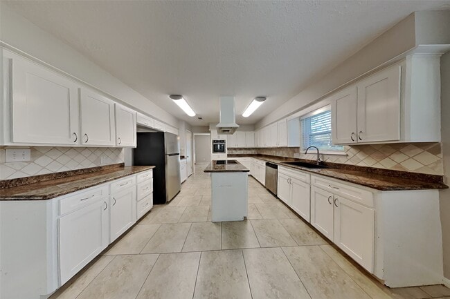 Building Photo - 3315 Redwood Lodge Dr