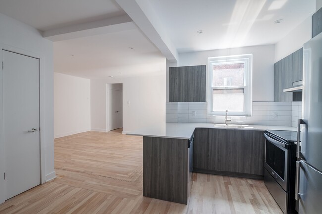 Building Photo - 2105 Chomedey