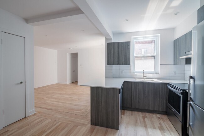 Building Photo - 2105 Rue Chomedey