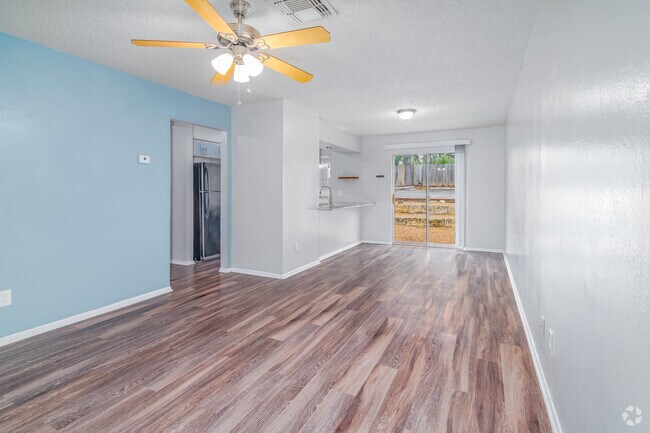 2 habitaciones, 1 baño - 755 pies cuadrados - Sala de estar - Top Location! Right in the heart of beautiful downtown Boerne!