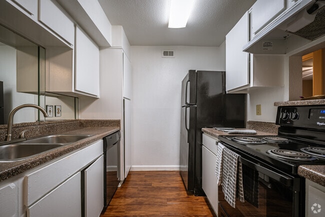 2BR, 2BA - 975SF - Walnut Terrace Apartments