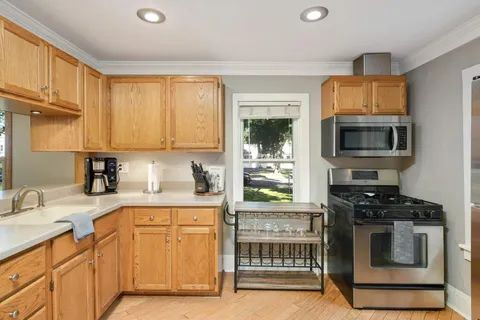 Foto del edificio - Charming 3-Bed Gem with Hardwood Floors in Saint Louis Park!