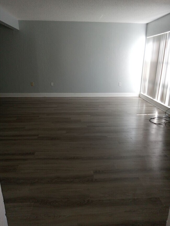 Photo - Spacious 1,226 SF Unit - 2 bd / 2 ba near ... Apartment