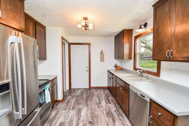Building Photo - 217 N Needles Dr
