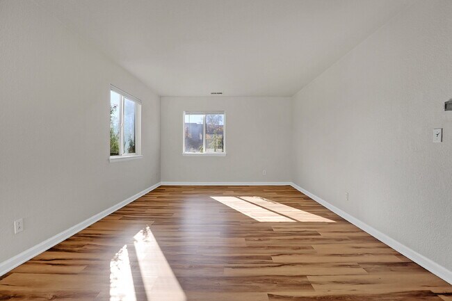 Building Photo - $2,350.00, 3 Bed, 2 bathroom located in De...