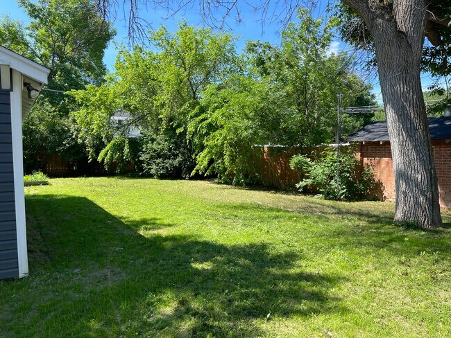 Building Photo - 3 bedroom house - Pet Friendly, Garage, Fe...