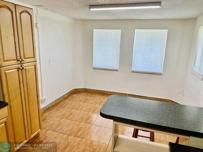 Foto del edificio - 701 NE 137th St