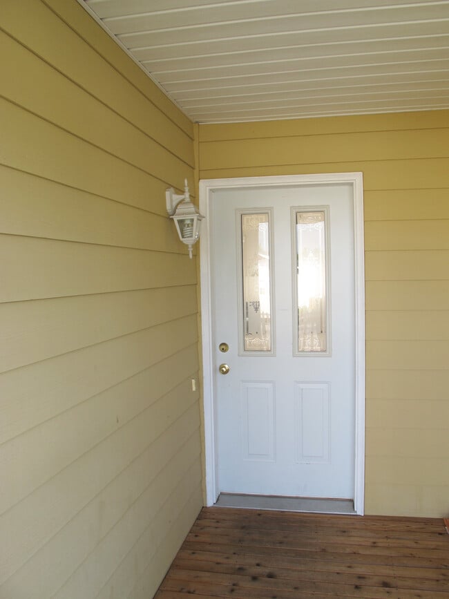 Building Photo - Charming 3 bedroom home w/master suite! Pe...