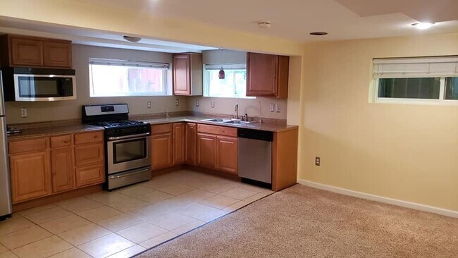 Building Photo - Congress Park Bright Open Lower Level Duplex!