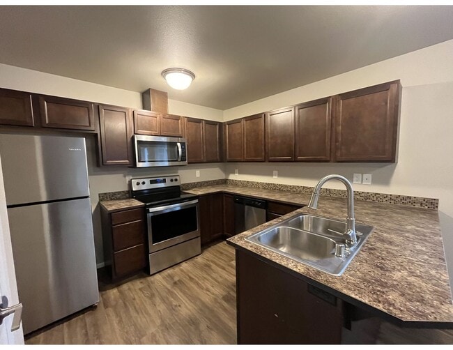 Building Photo - Spacious 3 bedroom, 1.5 bathroom Unit