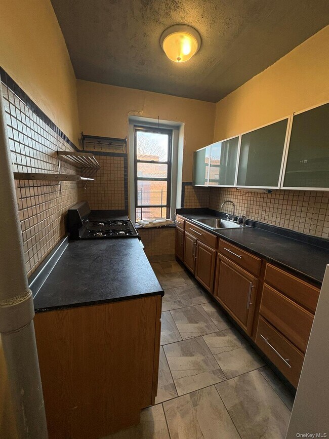 Foto del edificio - 37-20 83rd St