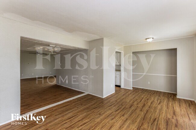 Foto del edificio - 3537 Rockcrest Dr