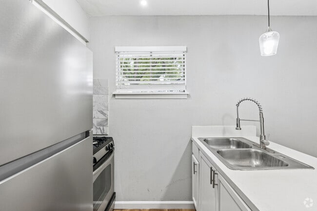 2BR, 1BA - 754SF - Kitchen - Mangum Oaks