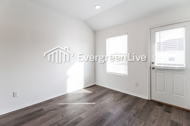 Foto del edificio - 42 10 Point Ln