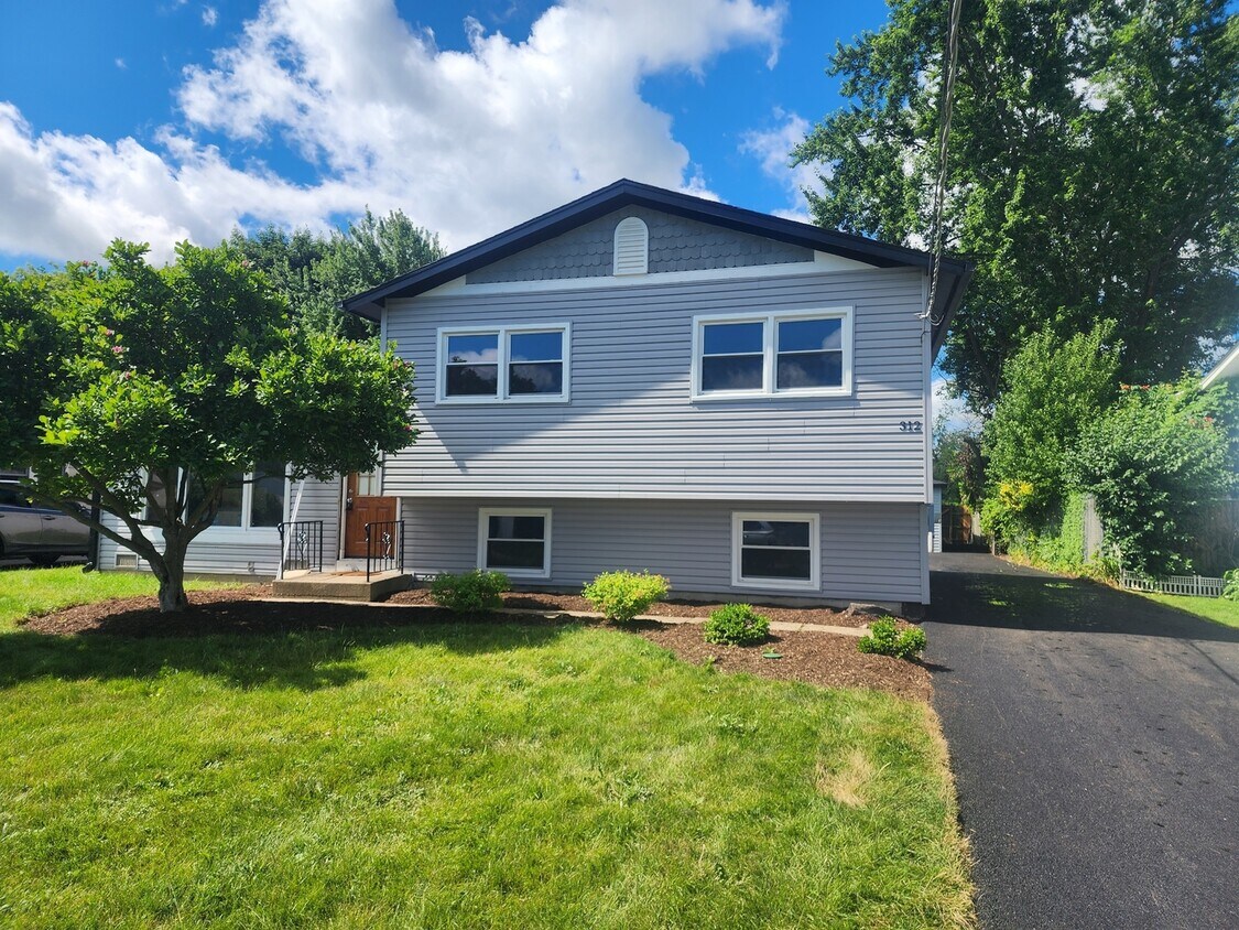 Primary Photo - 312 W Pineview Dr