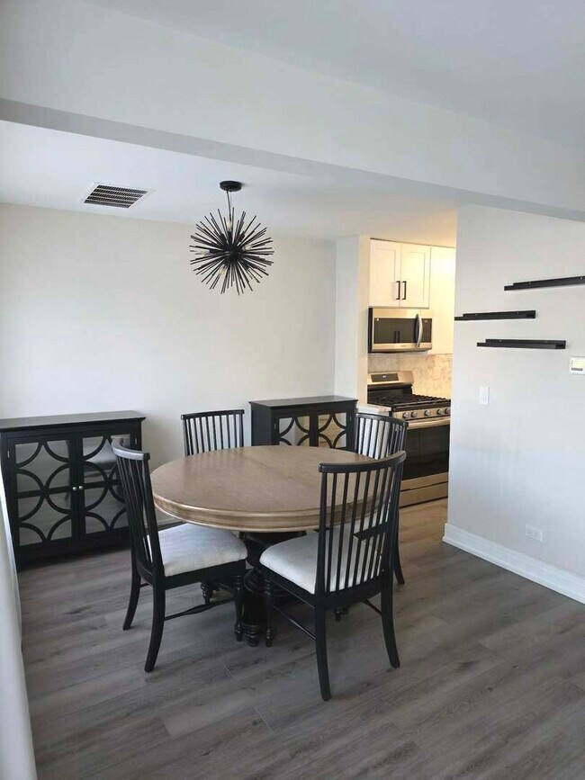 Building Photo - 2800 Mitchell Dr