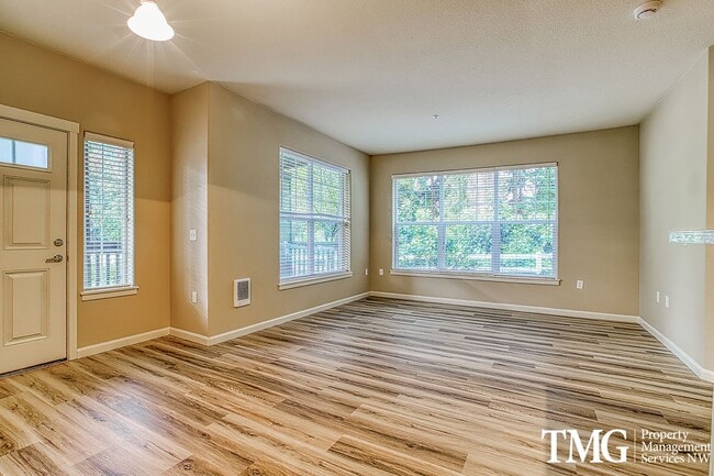 Building Photo - Beautiful 1br Condo in Sherwood. End unit ...
