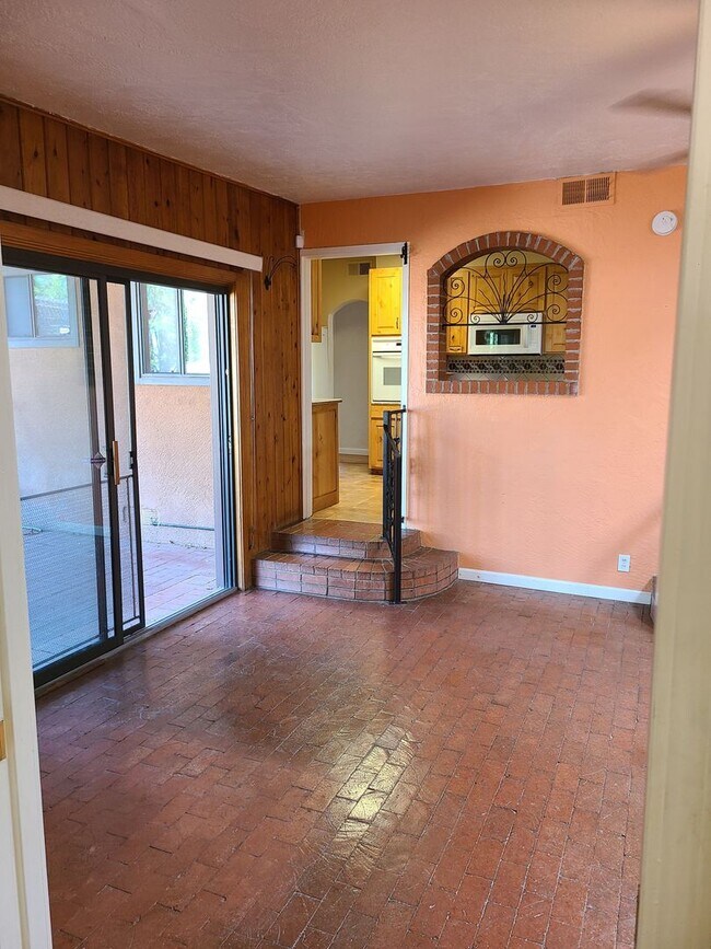 Foto del edificio - 4 Bedroom, 2 Bathroom! Lovely Home!