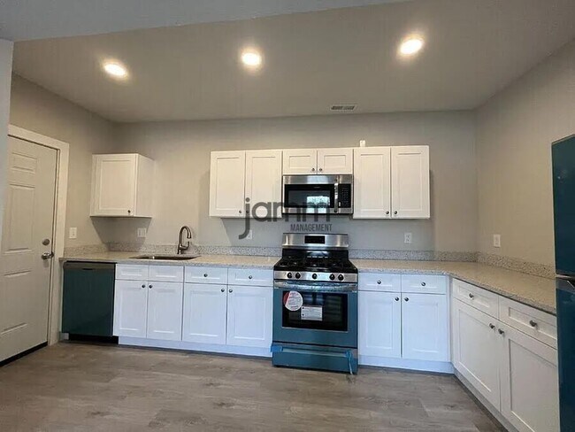 Foto del edificio - 1966 Randall Rd