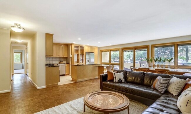 Foto del edificio - 4720 Chevy Chase Dr