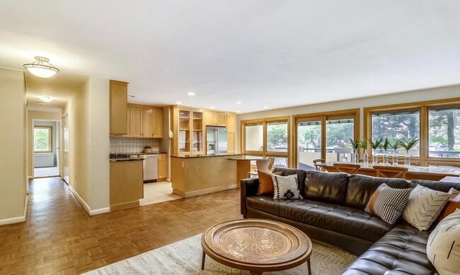 Building Photo - 4720 Chevy Chase Dr