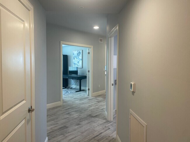 Foto del edificio - Coastal Luxury at Hidden Bay | 3BR Waterfront Condo with Bay Views