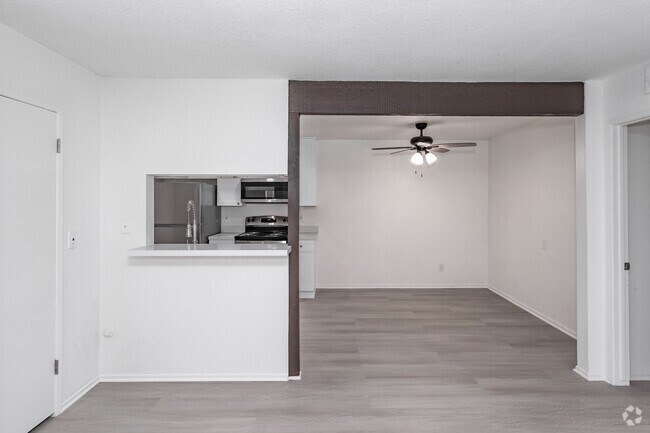 2 habitaciones, 2 baños - 1040 pies cuadrados - Comedor/Sala de estar - Highland Meadows Apartments