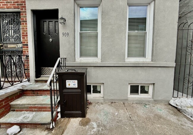 Building Photo - SPACIOUS & MODERN 3 BED/1.5 BA HOUSE w/ Central AC-Bamboo HARDWOOD Flooring-WASHER/DRYER & Rear P...