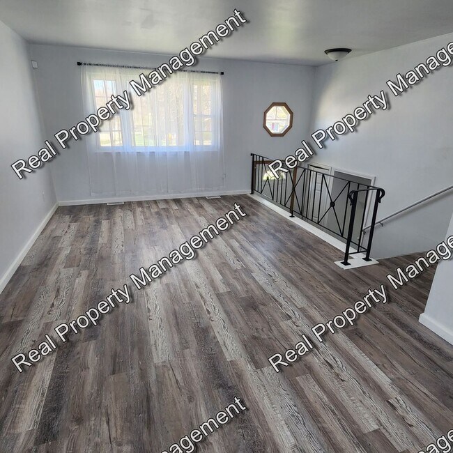 Foto del edificio - Four Bedroom Bi-Level
