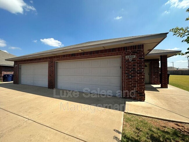 Foto del edificio - 1320 Garden Gate Dr
