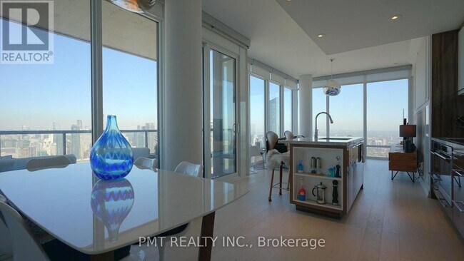 Photo du bâtiment - 488 University Ave